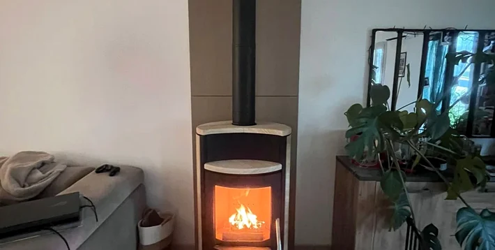 Poêle à bois installé dans une maison en Saône-et-Loire
